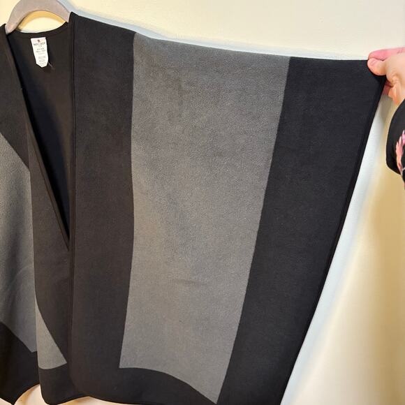 Woolrich Blanket Wrap Grey & Black Colorblock Soft Sweater One Size Reversible - Picture 3 of 6